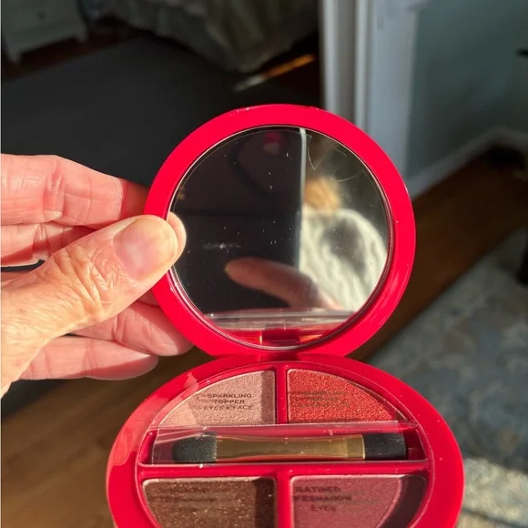 Gucci Gold and Pink Beauty Compact - Picture 5 of 6